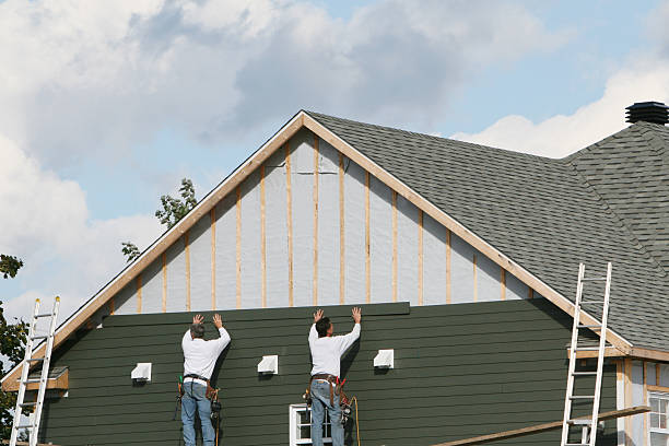Professional Siding Installation technician working in Paris, VA